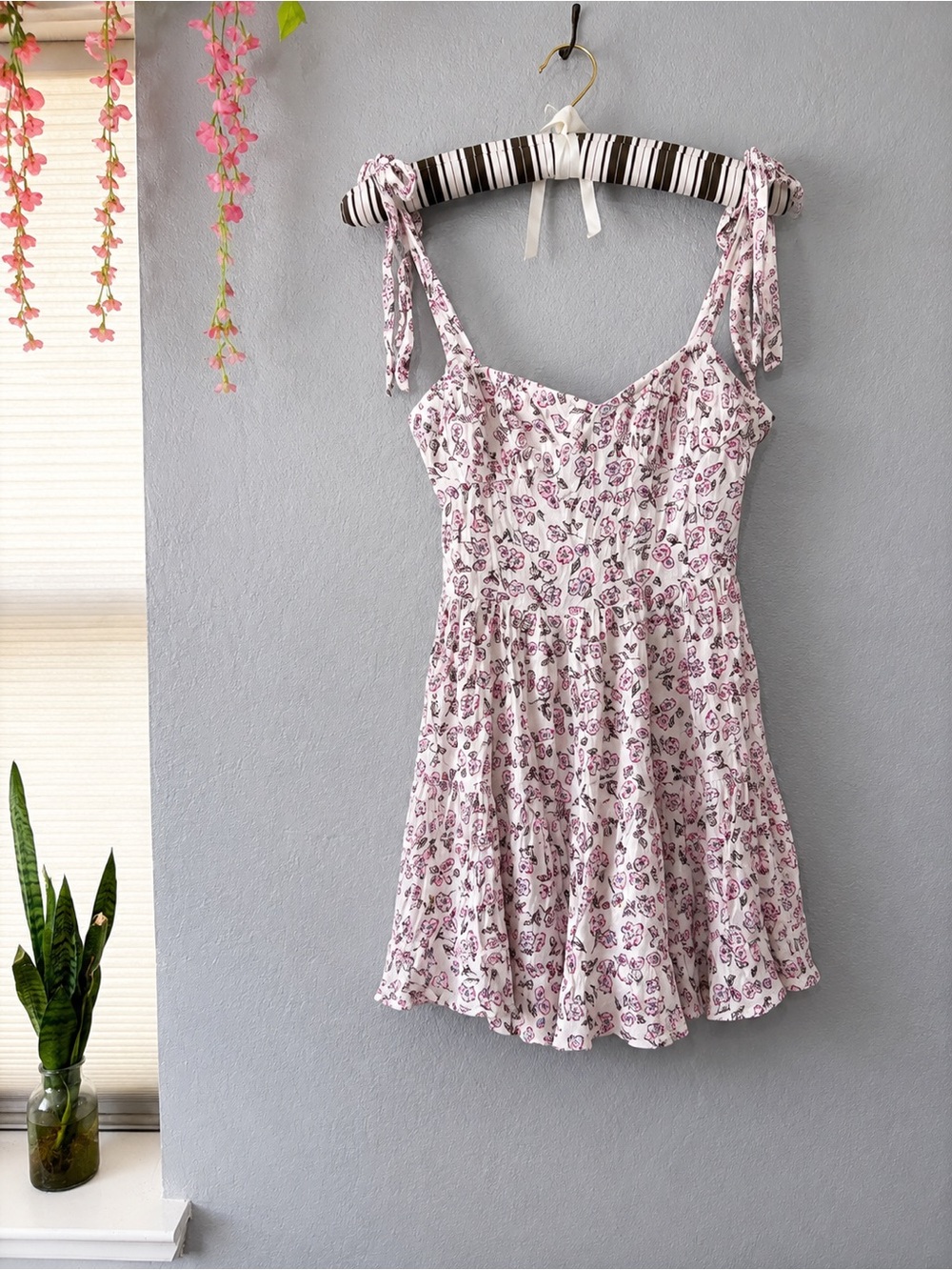 y&i Floral Tie-Strap Mini Dress • Size Medium